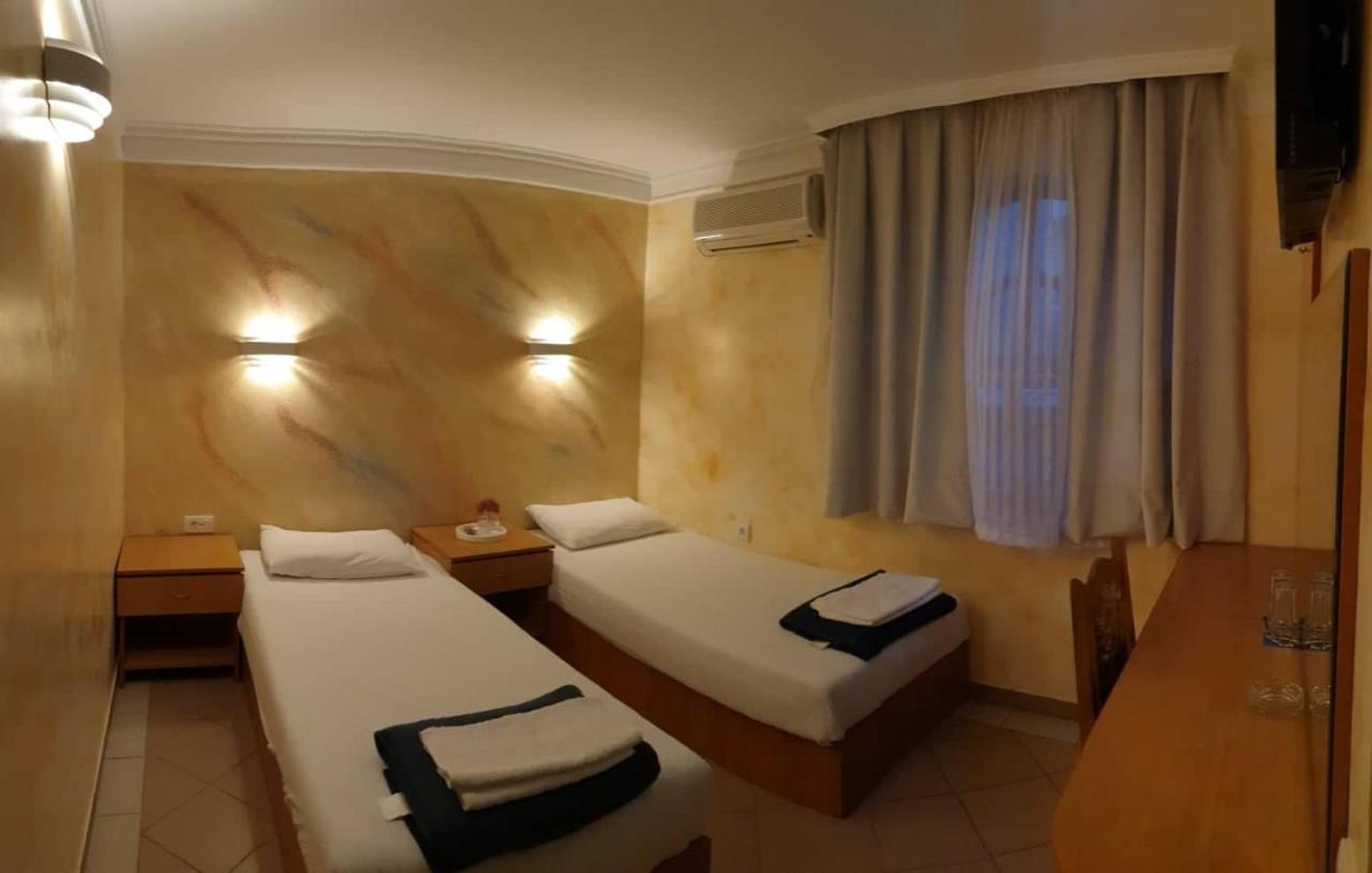 Hotel Estrada Lux Belgrad Exterior foto